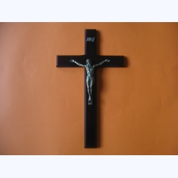 Krzyż drewniany mahoń na ścianę  42 cm
